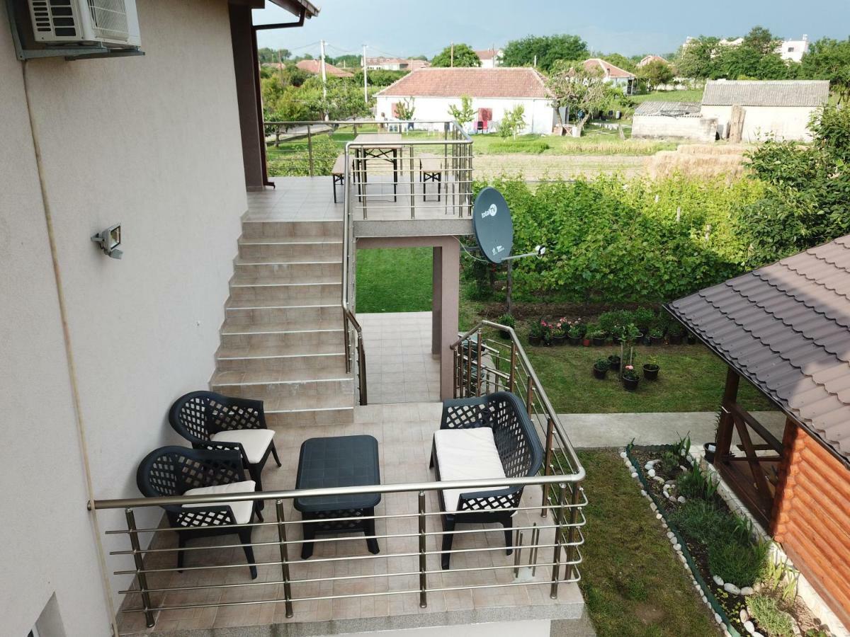 Eko Apartmani Krackovic Golubovci Exterior photo